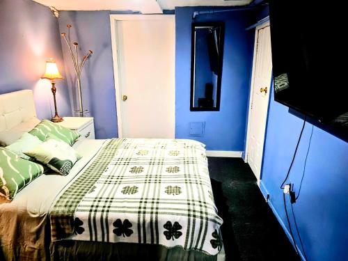 2 BEDROOM APARTMENT 20 min-Newark Airport 15 min- Stadium Downtown Newark- Branch Brook park inn in Belleville (NJ)
