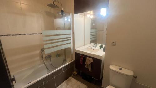 Bathroom, Charmant 2 pieces avec terrasse in Cais