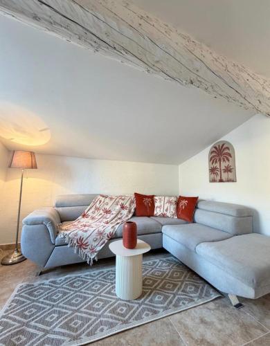 jolie T2 intra muros - clim - palais des papes N8 – khách sạn tại Khac