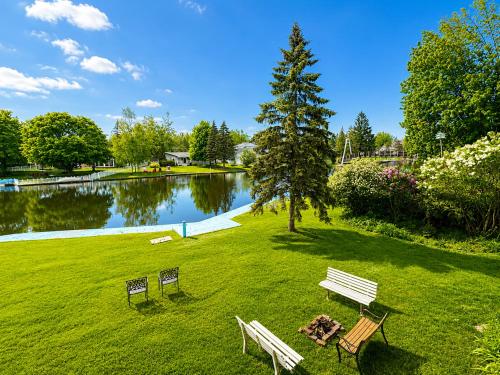 A környék, Canalside Summer Cottage with Waterview, Custom Bar, BBQ, and Fireplace in Lagoon City (ON)