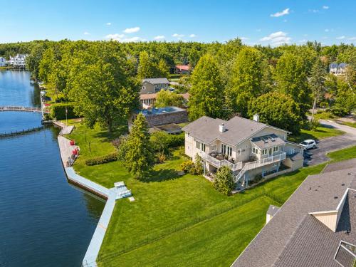 A szálláshely kívülről, Canalside Summer Cottage with Waterview, Custom Bar, BBQ, and Fireplace in Lagoon City (ON)