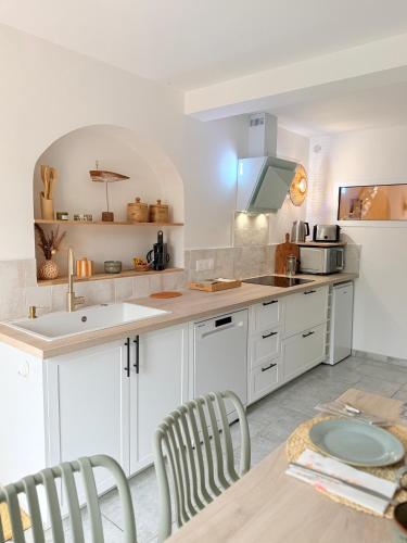 Kitchen, La Bonne etoile, 3 etoiles, Coeur de l'Esterel, piscine, proche mer et montagne in Les Adrets-de-l'Esterel