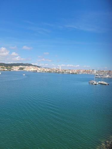1-bedroom sea-view apartment with terrace, sleeps 4