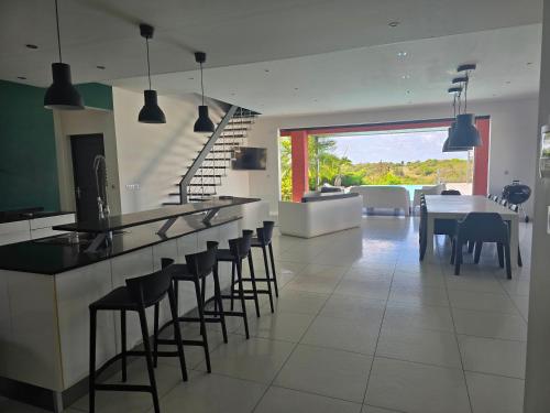 Superbe villa 5 etoile piscine, jacuzzi et plage a pied in Berard