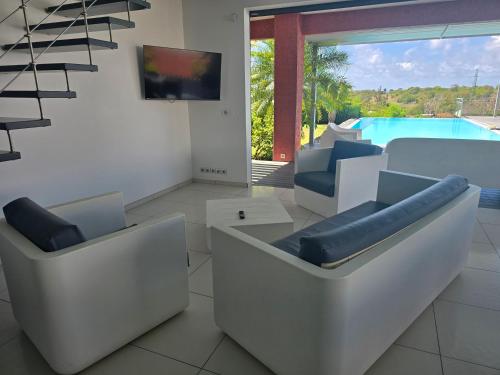 Superbe villa 5 etoile piscine, jacuzzi et plage a pied in Berard