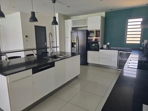 Superbe villa 5 etoile piscine, jacuzzi et plage a pied in Berard