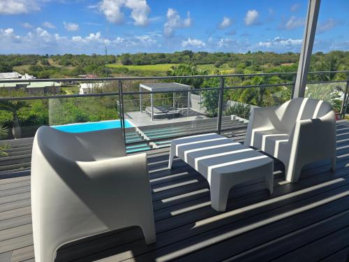 Superbe villa 5 etoile piscine, jacuzzi et plage a pied in Berard