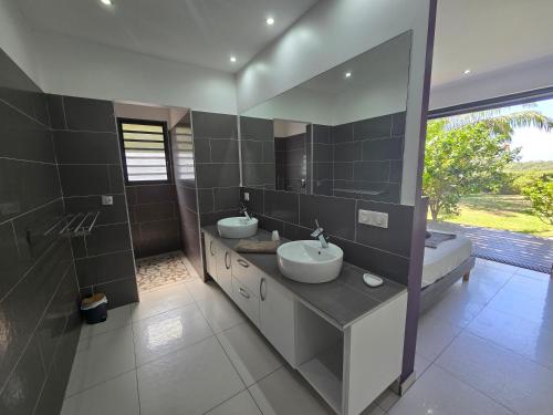 Superbe villa 5 etoile piscine, jacuzzi et plage a pied in Berard