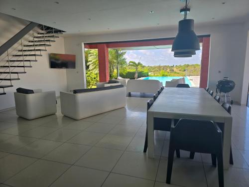 Superbe villa 5 etoile piscine, jacuzzi et plage a pied in Berard