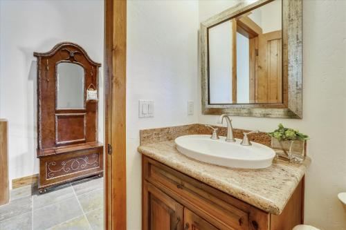 Shock Hill Retreat Excellent Location Breck Townhome with Hot Tub Near Gondola - image 5