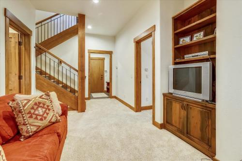 Shock Hill Retreat Excellent Location Breck Townhome with Hot Tub Near Gondola - image 4