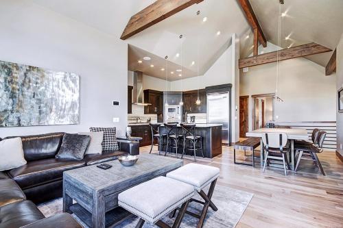 Slope View Chalet, Luxury Townhome, Designer Interior, Great Views, Hot Tub, Walkable to Town – khách sạn tại Núi Baldy
