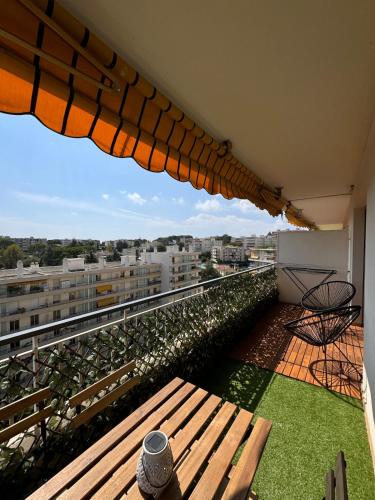 Balcony/terrace, Superbe Appartement 6 personnes - Terrasse vue mer a Antibes - Climatisation - Parking Prive in Laval
