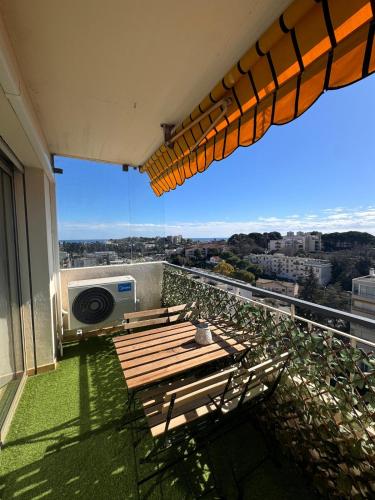 Balcony/terrace, Superbe Appartement 6 personnes - Terrasse vue mer a Antibes - Climatisation - Parking Prive in Laval