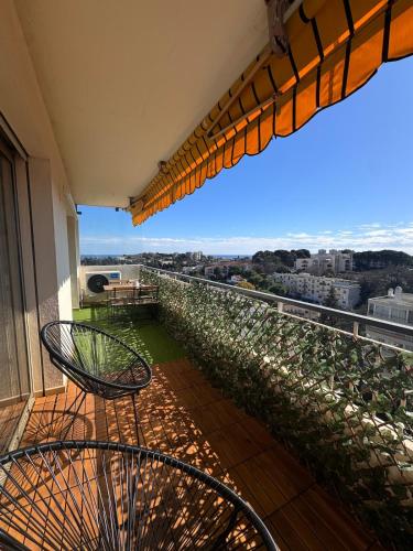 Balcony/terrace, Superbe Appartement 6 personnes - Terrasse vue mer a Antibes - Climatisation - Parking Prive in Laval