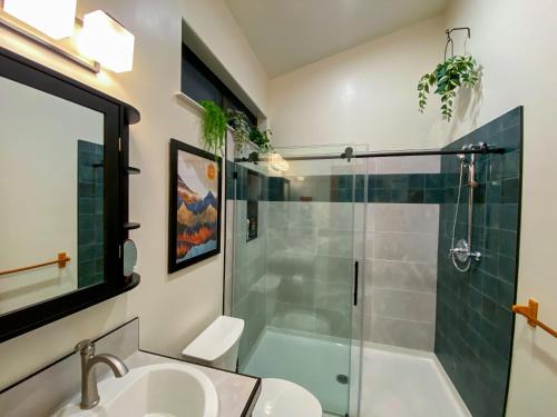 Zuhanyzó, New, Modern, Country-feel, close to Arcata in Arcata (CA)