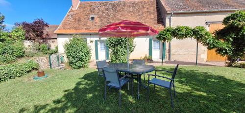 La Maison verte ,climatisée, au calme, avec bel espace vert, proche canal de BERRY (La Maison verte ,climatisee, au calme, avec bel espace vert, proche canal de BERRY) in Drevant