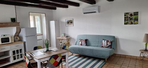 La Maison verte ,climatisée, au calme, avec bel espace vert, proche canal de BERRY (La Maison verte ,climatisee, au calme, avec bel espace vert, proche canal de BERRY) in Drevant