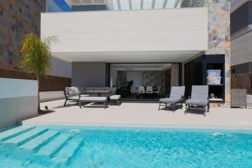 Designer Villa with BBQ & Heated Pool on Santa Rosalia Lake Resort