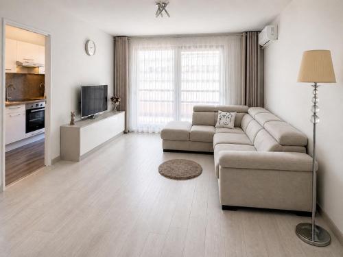 Beautiful bright 2-bedroom apartment 1 minute from the beach