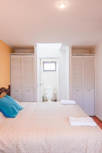 1 queen bed, 1 twin bed