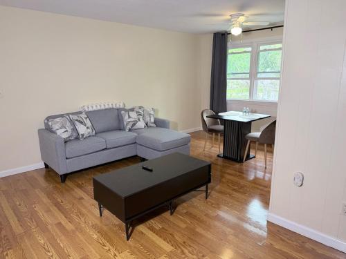 Convenient Stays-with Free Parking, Heat&AC Apt 7 in Manchester (CT)