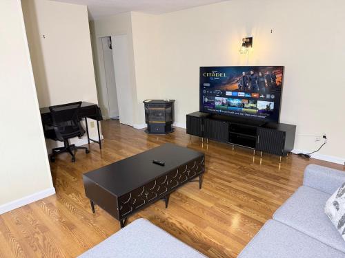 Convenient Stays-with Free Parking, Heat&AC Apt 7 in Manchester (CT)
