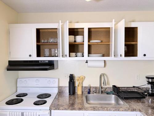 Convenient Stays-with Free Parking, Heat&AC Apt 7 in Manchester (CT)