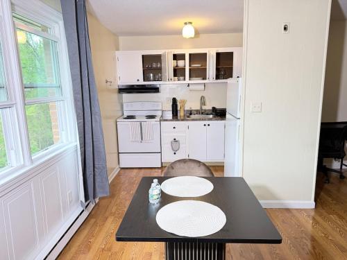 Convenient Stays-with Free Parking, Heat&AC Apt 7 in Manchester (CT)