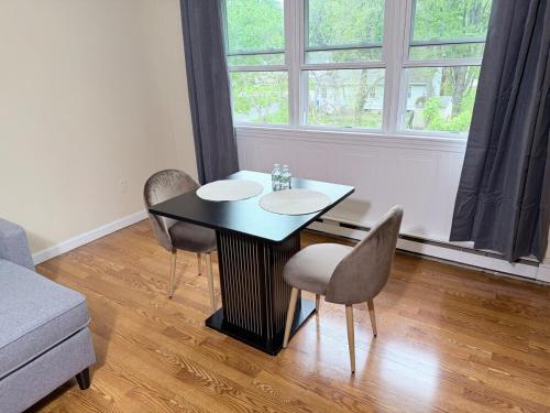 Convenient Stays-with Free Parking, Heat&AC Apt 7 in Manchester (CT)