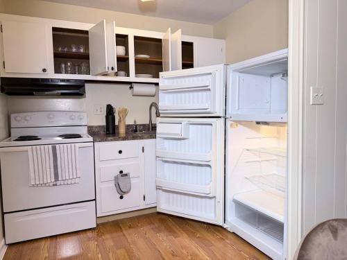 Convenient Stays-with Free Parking, Heat&AC Apt 7 in Manchester (CT)