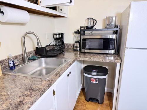Convenient Stays-with Free Parking, Heat&AC Apt 7 in Manchester (CT)
