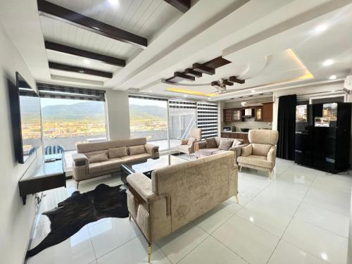 3Bedrooms Hall & Kitchen Entire Flat Main ISB - image 2