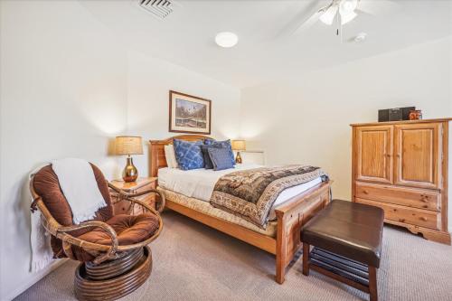 Snowflake Lookout: Ski In/Out Breckenridge Townhome with Hot Tub - image 2