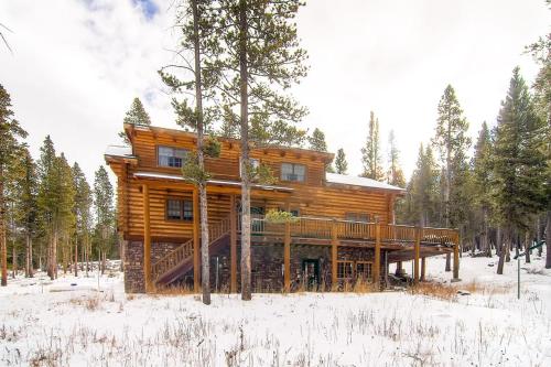 Snowshoe Retreat, True Mountain Getaway, Updated Log Home in Sally Barber