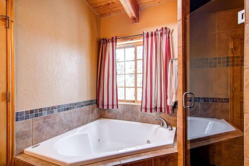 Snowshoe Retreat, True Mountain Getaway, Updated Log Home in Sally Barber