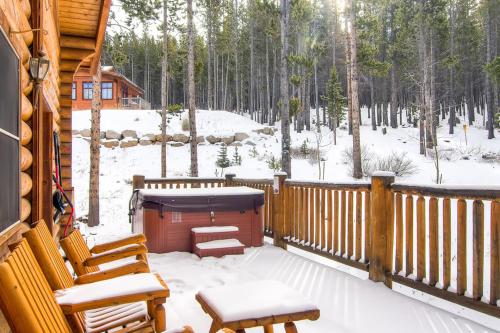 Snowshoe Retreat, True Mountain Getaway, Updated Log Home in Sally Barber