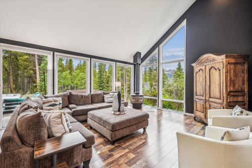 Stormbunker Paradise, Spacious home with stunning wooded views and hot hub – khách sạn tại Sally Barber