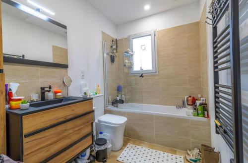 chambre avec salle de bain privative in Hendaye