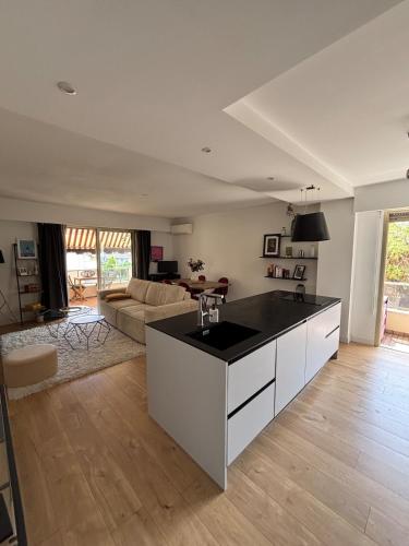 300m from Beaches - Cosy 1-Bedroom with Terrace
