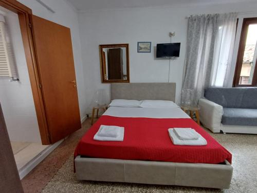 Venice Guest House Room Type - Family Room with Private Bathroom