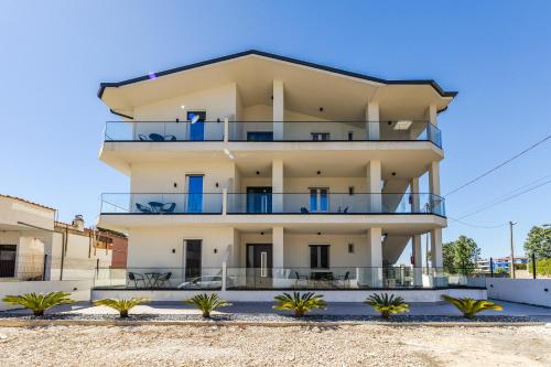 Фасада на хотела, Crystal Beach Rooms by PS in Дуръс