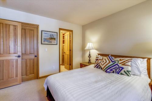 The Duck House: Ski In / Out Breckenridge Home with Hot Tub and Sauna - image 3