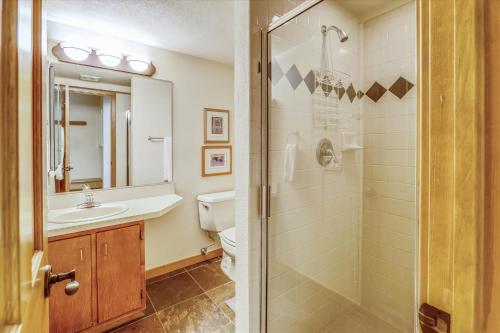The Duck House: Ski In / Out Breckenridge Home with Hot Tub and Sauna - image 4