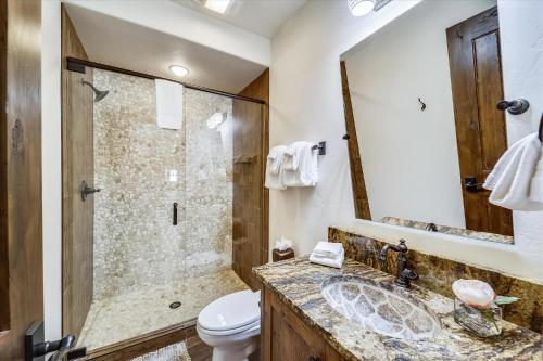 The Great Escape: Breckenridge Home with Hot Tub and Mountain Views - image 5