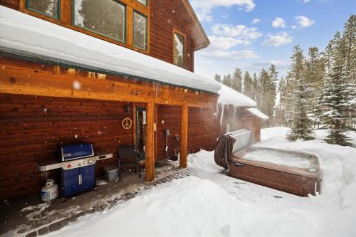 Experience mountain living at Timber Heights Lodge with a private hot tub in Other