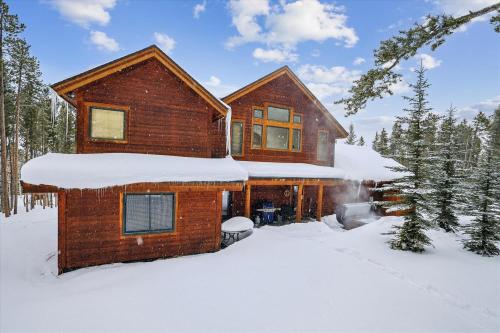 Experience mountain living at Timber Heights Lodge with a private hot tub in Other