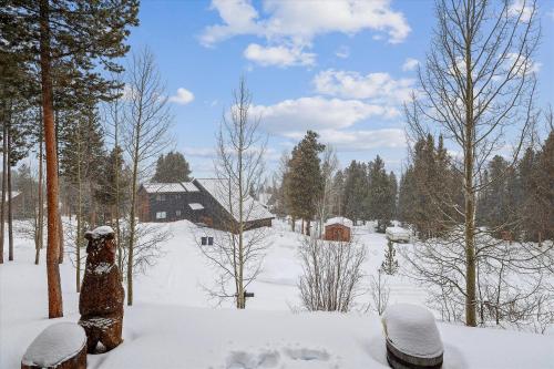 Experience mountain living at Timber Heights Lodge with a private hot tub in Other