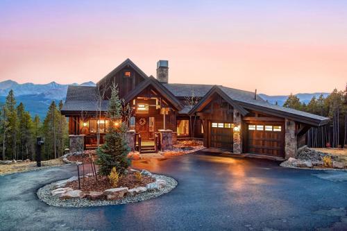 Experience luxury at Three Sisters Lookout with stunning mountain views and Private Hot Tub – khách sạn tại Sally Barber