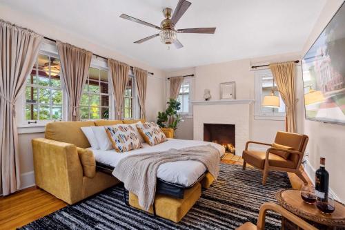 The Gallery at Duckpond - 1930s Historic Charm in Gainesville, USA